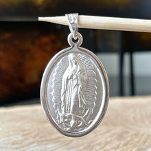 Cargar imagen en el visor de la galería, Dije de Medalla de la Virgen de Guadalupe en Plata .925 con diseño “mate”
