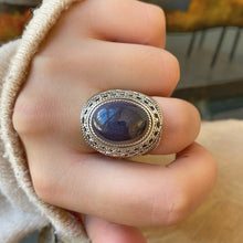 Cargar imagen en el visor de la galería, Anillo Labrado de Plata Peruana 0.950 con Blue Goldstone. Disponible en talla 8
