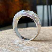 Cargar imagen en el visor de la galería, Anillo de plata peruana 0.950 con Madreperla. Disponible en talla 9.
