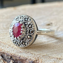 Cargar imagen en el visor de la galería, Anillo de Plata 0.925 con Rubíes y Acerinas. Disponible en talla 7 y talla 8.5
