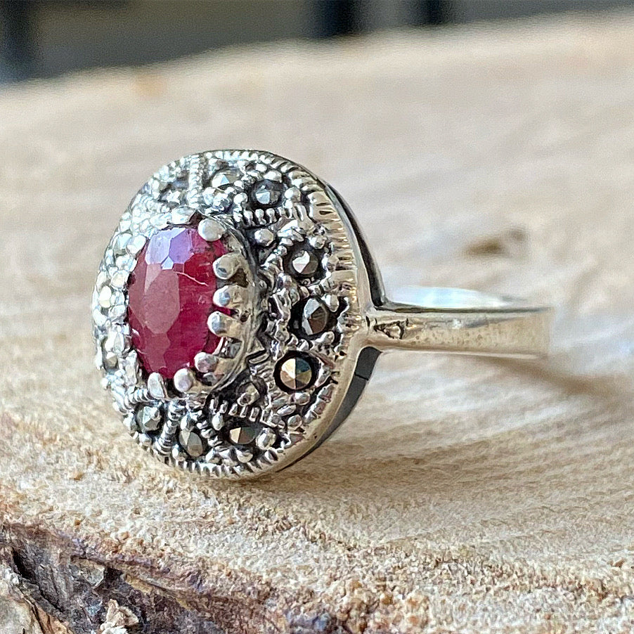 Anillo de Plata 0.925 con Rubíes y Acerinas. Disponible en talla 7 y talla 8.5