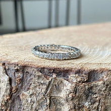 Cargar imagen en el visor de la galería, Anillo Eternity en plata 0.925 con Zirconias. Disponible en talla 7 y talla 7.5
