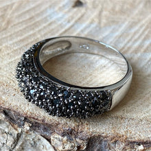 Cargar imagen en el visor de la galería, Anillo de Plata 0.925 con Acerinas. Disponible en talla 8, 9 y 9.5
