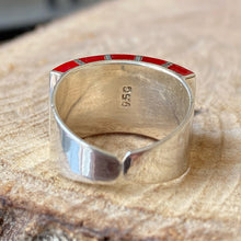 Cargar imagen en el visor de la galería, Anillo de plata peruana 0.950 y Coral. Disponible en talla 7.
