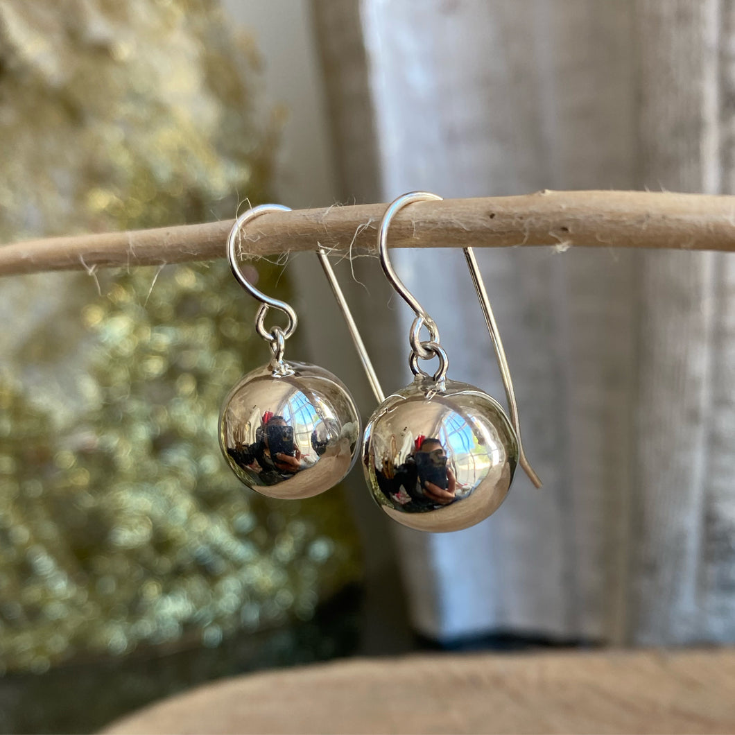 Aretes colgantes de bolas