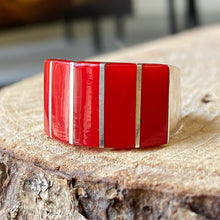 Cargar imagen en el visor de la galería, Anillo de plata peruana 0.950 y Coral. Disponible en talla 7.
