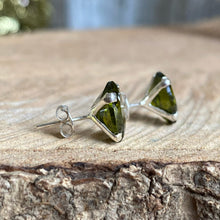Cargar imagen en el visor de la galería, Aretes de plata 0.925 con Cristal Facetado Color Verde
