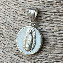 Cargar imagen en el visor de la galería, Medalla de la Virgen de Guadalupe en plata 0.925 con Madreperla
