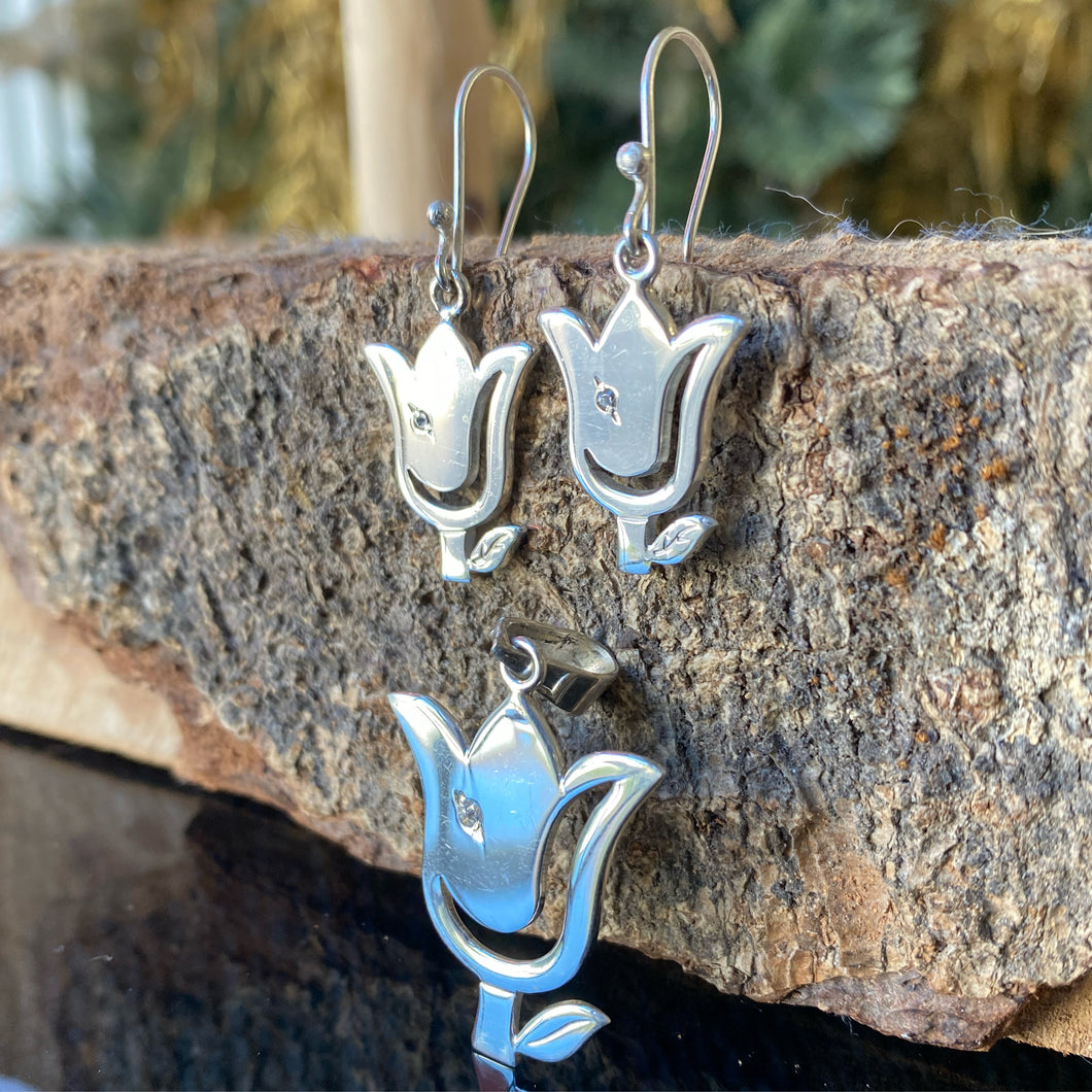 Juego de dije y aretes diseño Tulipan