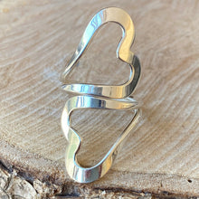 Cargar imagen en el visor de la galería, Anillo de doble corazón en plata 0.925. Disponible en talla 6 y talla 8
