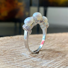 Cargar imagen en el visor de la galería, Anillo de plata 0.925 con Perlas y Zirconias. Disponible talla 7, talla 9 y talla 9.5
