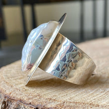 Cargar imagen en el visor de la galería, Anillo de plata peruana 0.950 martillada con Perla BIWA. Disponible en talla 8.
