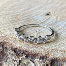 Cargar imagen en el visor de la galería, Anillo de plata 0.925 con Zirconias. Disponible en talla 6, 6.5 y 7
