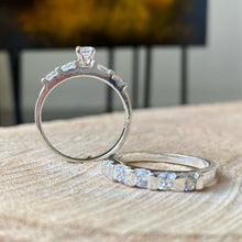 Cargar imagen en el visor de la galería, Juego de anillo de compromiso y argolla de matrimonio en Plata 0.925 con Zirconias. Disponible en talla 7 y 7.5
