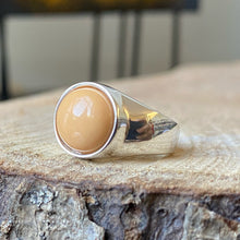 Cargar imagen en el visor de la galería, Anillo de plata 0.925 con Coral. Disponible en talla 5.5, talla 6 y talla 7.
