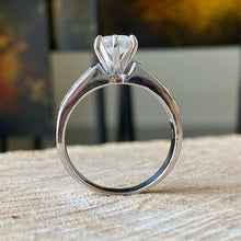 Cargar imagen en el visor de la galería, Anillo de compromiso en Plata 0.925 y Zirconias. Disponible en talla 8
