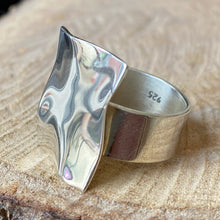 Cargar imagen en el visor de la galería, Anillo de plata 0,925 con placa rectangular ondulada. Disponible en talla 6.5, talla 7, talla 7.5 y talla 8.
