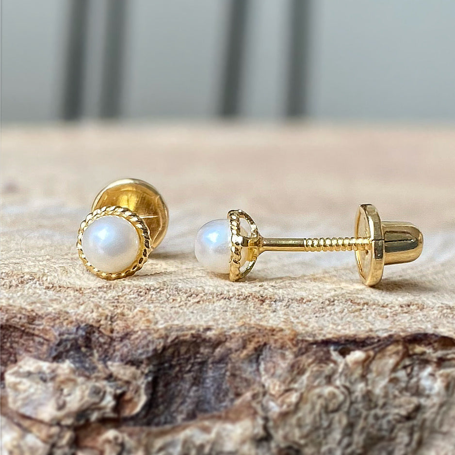 Aretes de bebé en Oro de 18k con Perlas