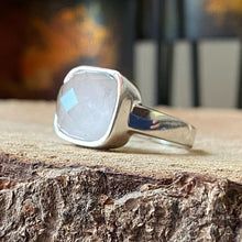 Cargar imagen en el visor de la galería, Anillo de plata 0.925 con Ágata Blanca. Disponible en talla 8.5 y talla 9
