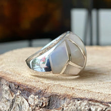 Cargar imagen en el visor de la galería, Anillo de plata peruana 0.950 con Madreperla. Talla 6.5.
