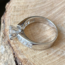 Cargar imagen en el visor de la galería, Anillo de compromiso en Plata 0.925 y Zirconias. Disponible en talla 8
