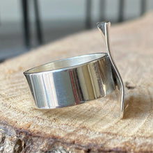 Cargar imagen en el visor de la galería, Anillo de plata 0,925 con placa rectangular ondulada. Disponible en talla 6.5, talla 7, talla 7.5 y talla 8.
