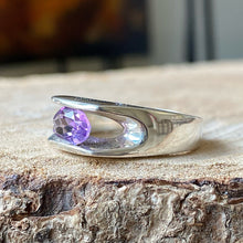 Cargar imagen en el visor de la galería, Anillo de plata 0.925 con Cristal Púrpura. Disponible en talla 6.5 y talla 7
