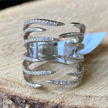 Cargar imagen en el visor de la galería, Anillo de Plata 0.925 con Zirconias. Disponible en talla 6.
