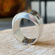 Cargar imagen en el visor de la galería, Anillo de plata peruana 0.950 con Madreperla. Disponible en talla 7.5 y talla 8
