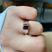 Cargar imagen en el visor de la galería, Anillo de Plata 0.925 con Zirconia Púrpura. Disponible en talla 5.5 y 6
