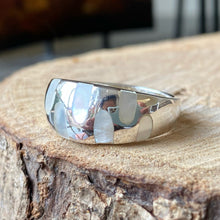 Cargar imagen en el visor de la galería, Anillo de plata peruana 0.950 con Madreperla. Disponible en talla 9.
