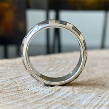 Cargar imagen en el visor de la galería, Anillo Eternity en plata 0.925 con Madreperla. Disponible en talla 8.
