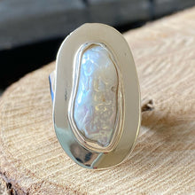 Cargar imagen en el visor de la galería, Anillo de plata peruana 0.950 martillada con Perla BIWA. Disponible en talla 8.
