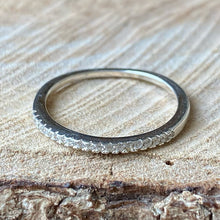 Cargar imagen en el visor de la galería, Anillo de plata 0.925 con Zirconias. Disponible en talla 6 y 6.5
