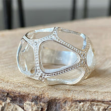 Cargar imagen en el visor de la galería, Anillo con Diseño Labrado en plata 0.925. Disponible en talla 7 y talla 8.5
