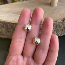 Cargar imagen en el visor de la galería, Aretes bolita martillada
