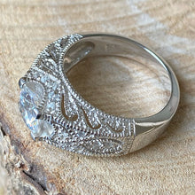 Cargar imagen en el visor de la galería, Anillo de Plata 0.925 con Zirconia. Disponible en talla 7
