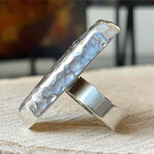 Cargar imagen en el visor de la galería, Anillo de Plata 0.925 con diseño Martillado. Ajustable entre la talla 6 a la talla 8
