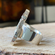 Cargar imagen en el visor de la galería, Anillo de plata peruana 0.950 con diseño TOUS. Disponible en talla 7.5
