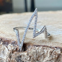 Cargar imagen en el visor de la galería, Anillo Heartbeat en plata 0.925 con Zirconias. Disponible en talla 8.
