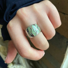 Cargar imagen en el visor de la galería, Anillo de plata peruana 0.950 con Jade Andino. Disponible en talla 7.5
