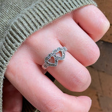 Cargar imagen en el visor de la galería, Anillo Doble Corazón en plata 0.925 con Acerinas. Disponible en talla 9 y talla 9.5
