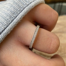 Cargar imagen en el visor de la galería, Anillo de plata 0.925 con Zirconias en corte Pavé. Disponible en talla 7.
