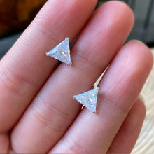 Cargar imagen en el visor de la galería, Aretes con diseño triangular en plata 0,925 con Zirconias
