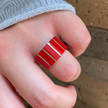 Cargar imagen en el visor de la galería, Anillo de plata peruana 0.950 y Coral. Disponible en talla 7.
