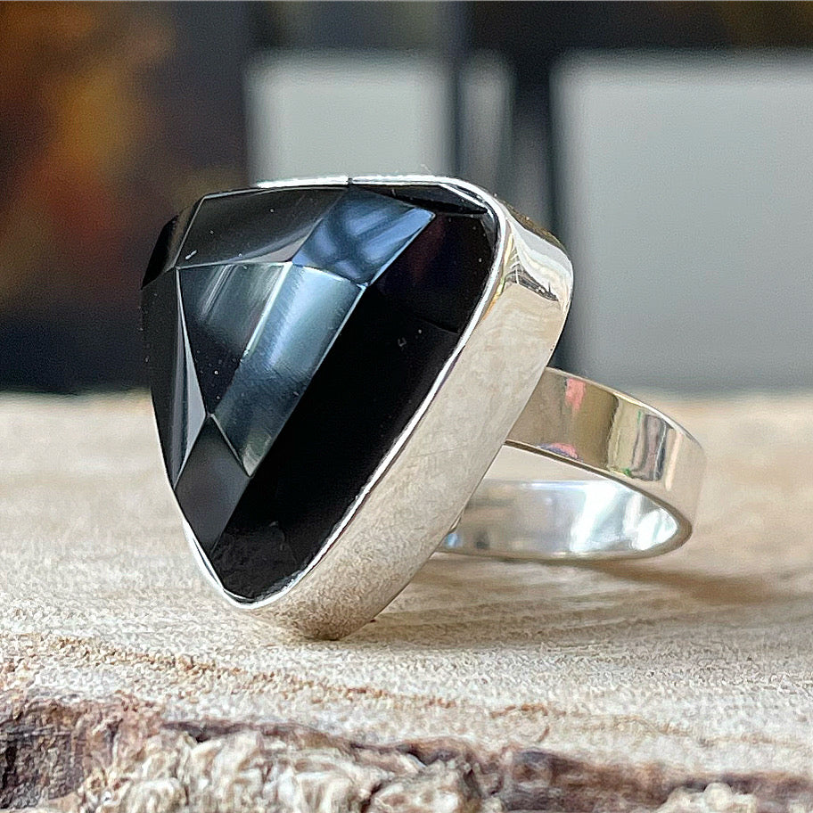 Anillo de Plata 0.925 con Ónix Facetado. Ajustable a cualquier talla.