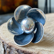 Cargar imagen en el visor de la galería, Anillo diseño Flor en plata peruana 0.950. Disponible en talla 7 y talla 8
