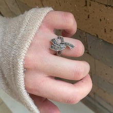 Cargar imagen en el visor de la galería, Anillo de plata 0.925 con Acerinas. Talla 6.
