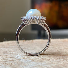 Cargar imagen en el visor de la galería, Anillo de Plata 0.925 con Zirconias y Perla Natural. Disponible en talla 6.
