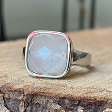 Cargar imagen en el visor de la galería, Anillo de plata 0.925 con Ágata Blanca. Disponible en talla 8.5 y talla 9
